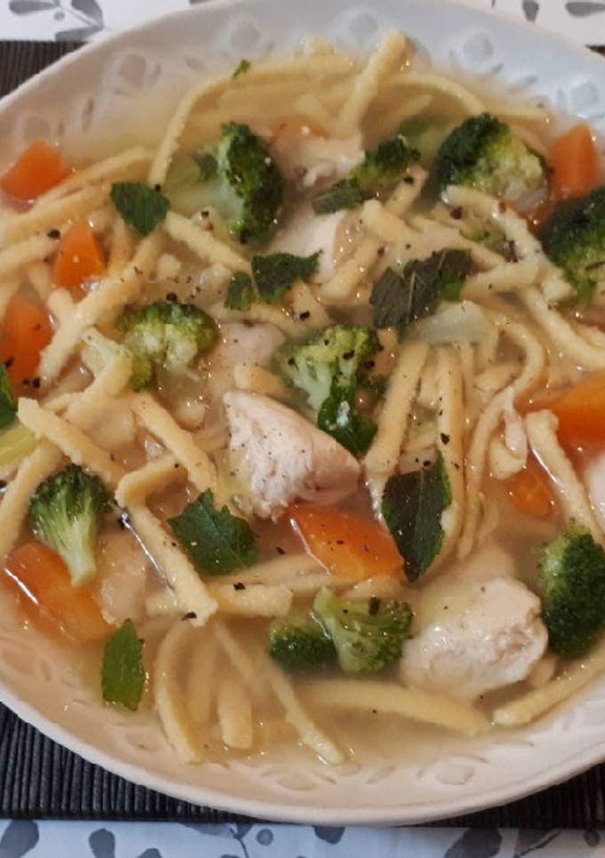 Una foto de Sopa de pollo con verduras y pasta alemana
