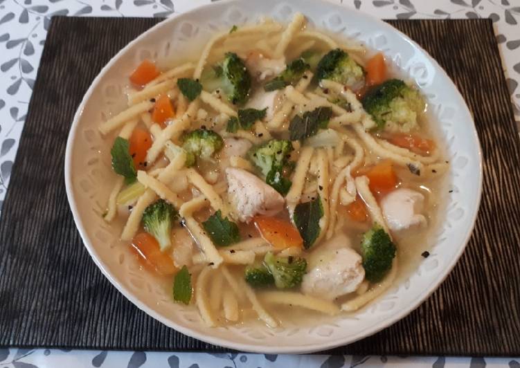 Sopa de pollo con verduras y pasta alemana