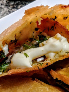 Una foto de EMPANADAS Fritas🌮 rellenas con Maíz y Salchichas...!