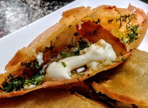Una foto de EMPANADAS Fritas🌮 rellenas con Maíz y Salchichas...!