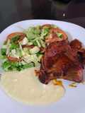Pollo horneado con puré y ensalada