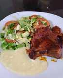 Pollo horneado con puré y ensalada