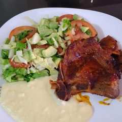 Una foto de Pollo horneado con puré y ensalada
