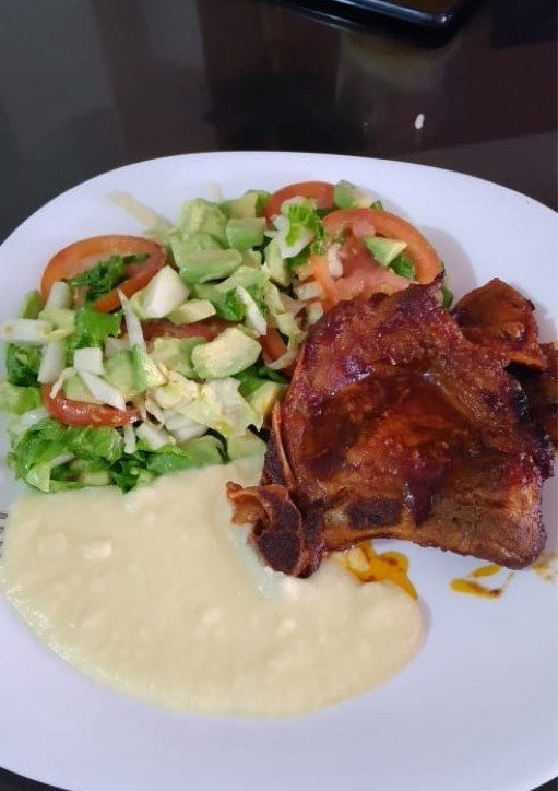 Una foto de Pollo horneado con puré y ensalada