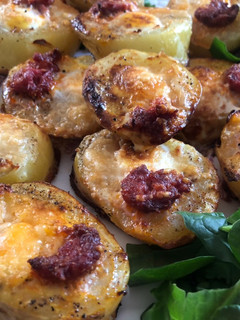 Una foto de Canapé de patata con huevo de codorniz y chorizo