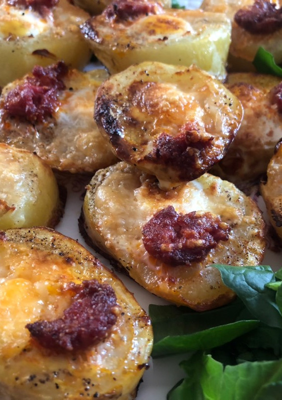 Una foto de Canapé de patata con huevo de codorniz y chorizo