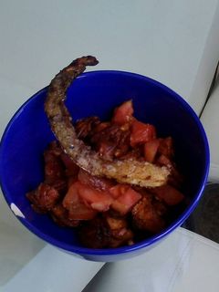 Una foto de Salmón en salsa de soja con cubos de tomate