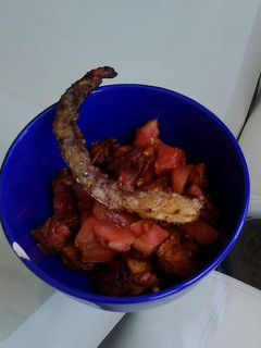 Una foto de Salmón en salsa de soja con cubos de tomate