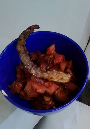 Una foto de Salmón en salsa de soja con cubos de tomate