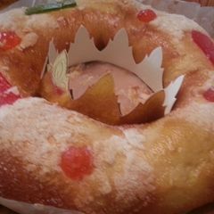 A picture of Roscón de Reyes (Three Kings Cake).