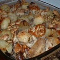 A picture of Chicken casserole with almonds and pinenuts (Pollo al horno con almendras y piñones).