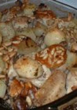 A picture of Chicken casserole with almonds and pinenuts (Pollo al horno con almendras y piñones).