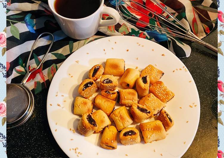 Dates filled cookies