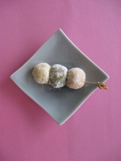A picture of HANAMI DANGO Cookies.
