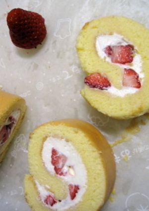 A picture of Strawberry Roll Cake with Mascarpone Cream.
