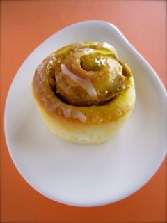 A picture of Halloween Pumpkin Cinnamon Roll.