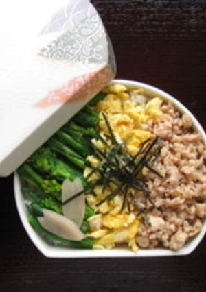 A picture of Three Color Rice Bowl.