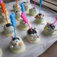 A picture of Cookies and Cream Cake Pops.