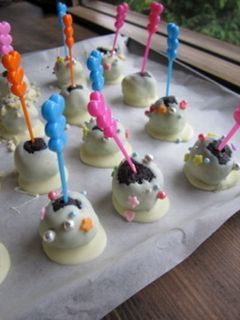 A picture of Cookies and Cream Cake Pops.