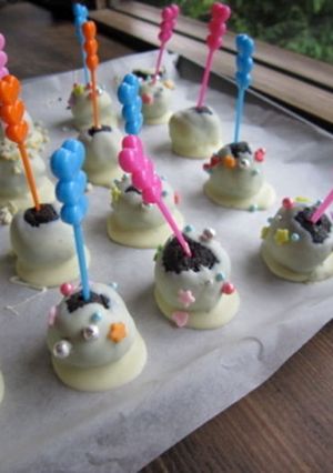 A picture of Cookies and Cream Cake Pops.