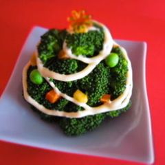 A picture of Broccoli Christmas Tree and Wreath.