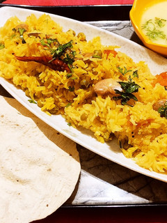 पौष्टिक मसाला खिचडी (Masala khichdi recipe in marathi) रेसिपी चे मुख्य फोटो