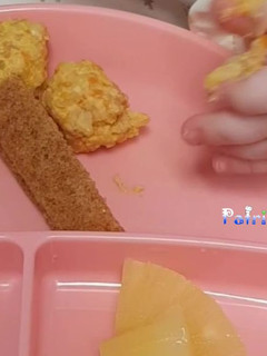Una foto de Bolitas de arroz, zanahoria y pollo para bebés. BLW