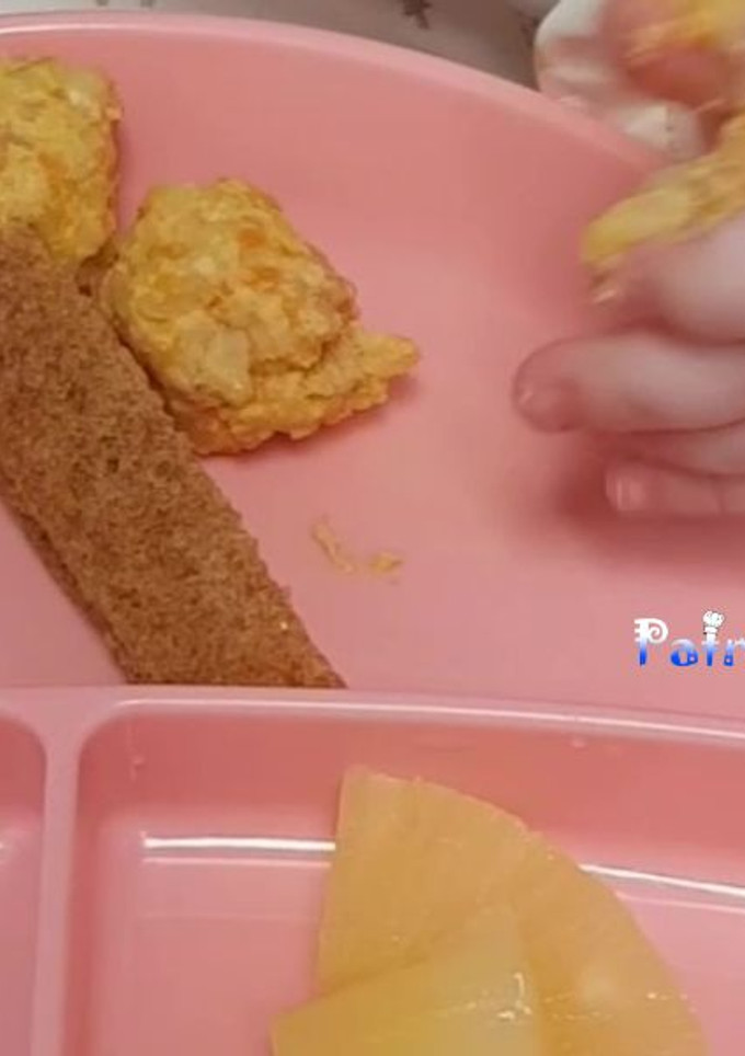 Una foto de Bolitas de arroz, zanahoria y pollo para bebés. BLW