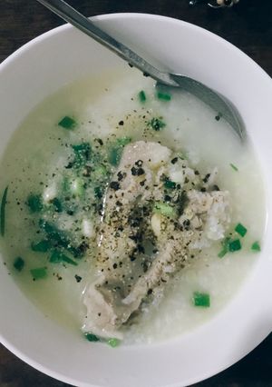 Hình của món Trời mưa thưởng thức cháo sườn heo hạt sen thì còn gì bằng.