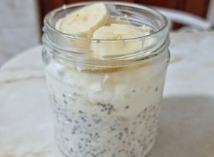 Una foto de Avena trasnochada con arándanos y plátano