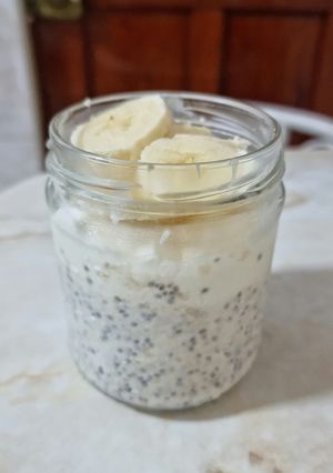 Una foto de Avena trasnochada con arándanos y plátano