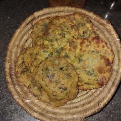 A picture of Bathua saag puri.