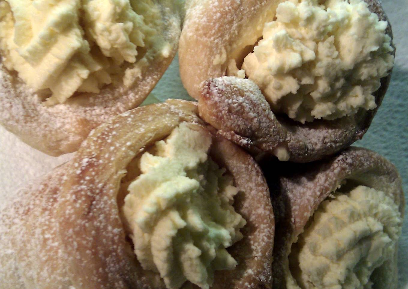 'V' cream horns