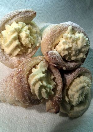 A picture of 'V' cream horns.
