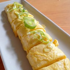 A picture of Japanese Rolled Omelette (Dashimaki-Tamago).