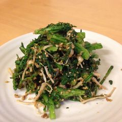 A picture of Komatsuna and Enoki Mushrooms with Sesame Sauce.