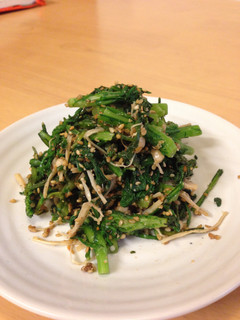 A picture of Komatsuna and Enoki Mushrooms with Sesame Sauce.