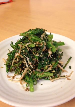 A picture of Komatsuna and Enoki Mushrooms with Sesame Sauce.
