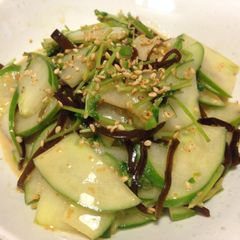 A picture of Japanese-style Salad with Cucumber and Salt kelp.