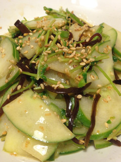A picture of Japanese-style Salad with Cucumber and Salt kelp.
