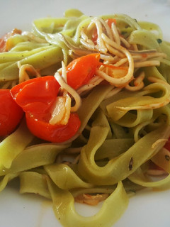 Una foto de Tagliatella de espinacas con cherry y gulas