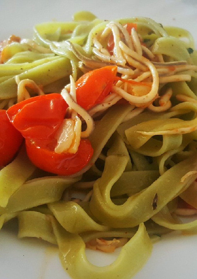 Una foto de Tagliatella de espinacas con cherry y gulas