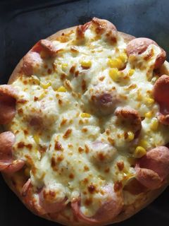 Hình của món Pizza xúc xích ngô ngọt cho bé.