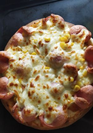 Hình của món Pizza xúc xích ngô ngọt cho bé.