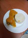 Contramuslo de pollo en salsa rubia con arroz blanco