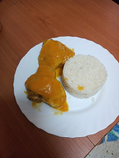 Una foto de Contramuslo de pollo en salsa rubia con arroz blanco