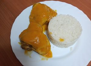 Foto principal de Contramuslo de pollo en salsa rubia con arroz blanco