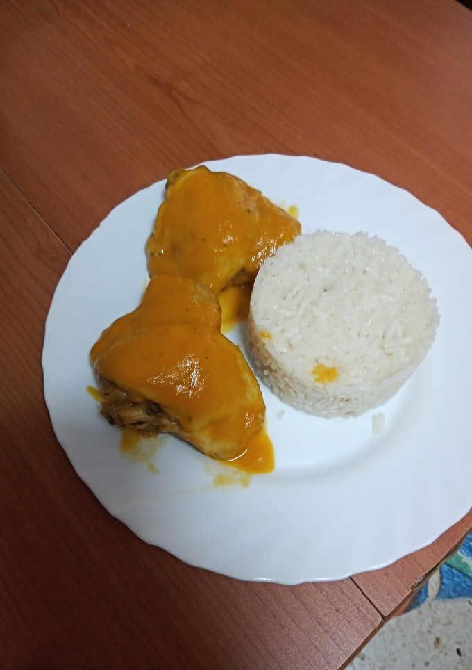 Una foto de Contramuslo de pollo en salsa rubia con arroz blanco