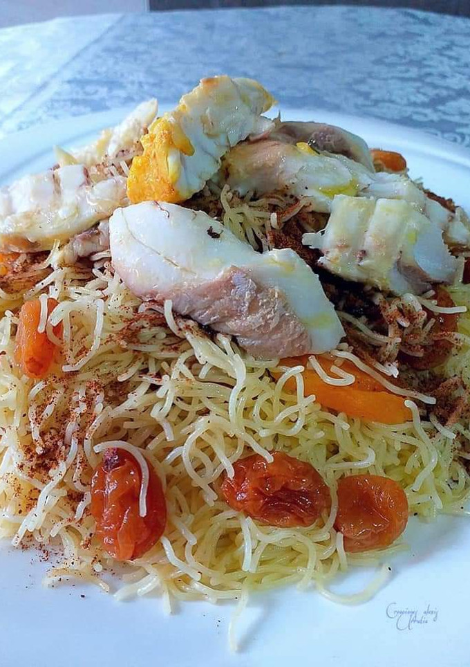 Una foto de Seffa de pargo con pasas sultanas gigantes y orejones