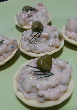 A picture of Smoked salmon and lime paté .
